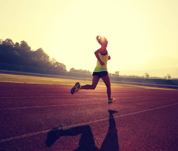 Young woman running on stadium — Stock Photo, Image