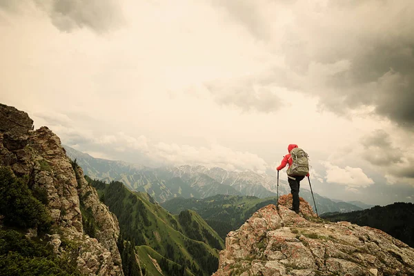 Frau auf Berggipfel-Klippe — Stockfoto