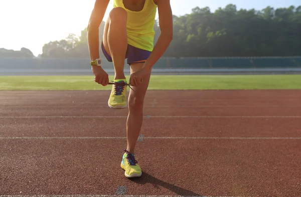 女子赛跑运动员绑鞋带 — 图库照片