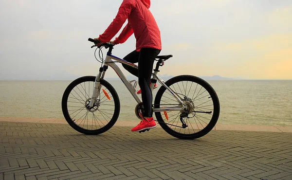 Junge Frau auf Fahrrad unterwegs — Stockfoto
