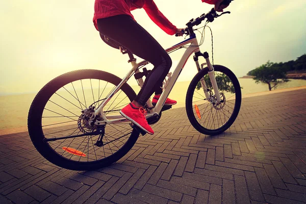 Jonge vrouw rijden op fiets — Stockfoto