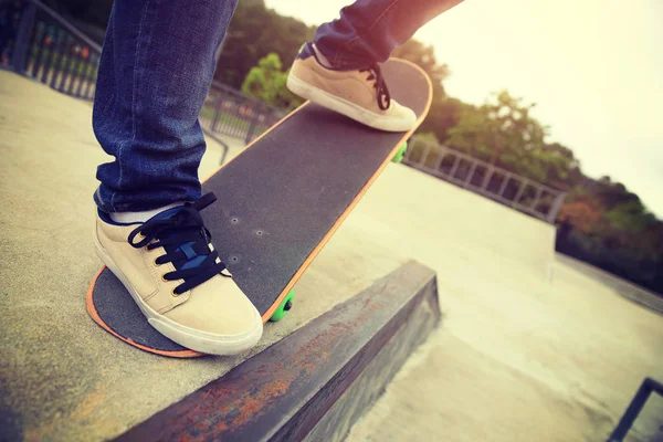 Skateboarder benen skateboard rijden — Stockfoto