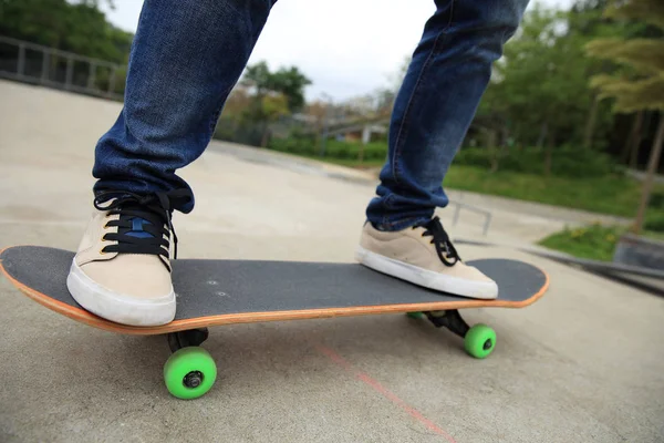 Скейтбордистські ноги верхи скейтборд — стокове фото
