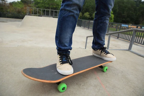 Skateboarder jambes équitation skateboard — Photo