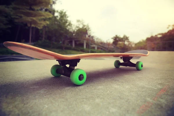 Skateboard dek in park — Stockfoto
