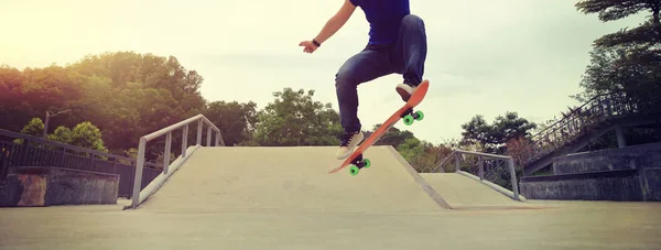 Joven patinadora — Foto de Stock