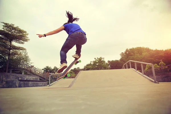 Jeune femme skateboarder — Photo
