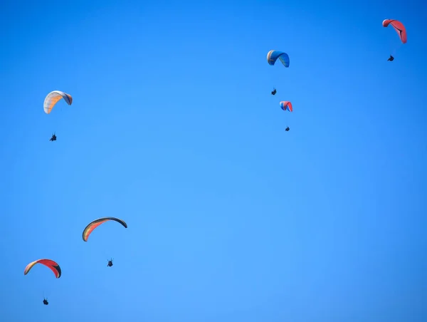 Pessoas parapente com paraquedas — Fotografia de Stock