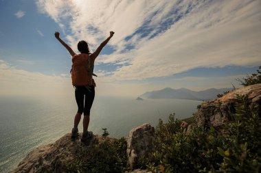 kaldırdı elleriyle genç yolcusu