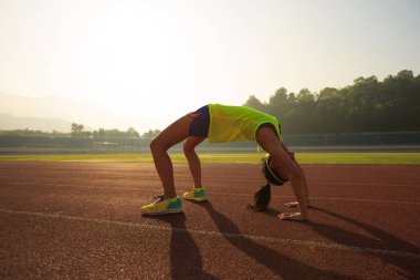 Genç Asyalı kadın backbending 