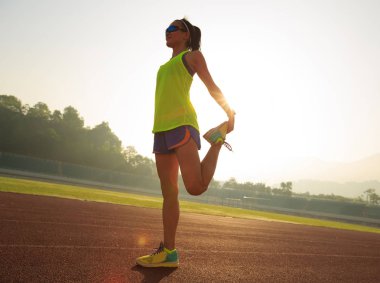 Genç kadın bacaklarını açıyor. 