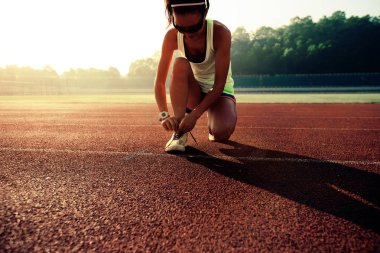 kadın atlet bağlama ayakkabı bağı 