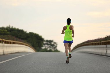 Şehir yolda çalışan kadın