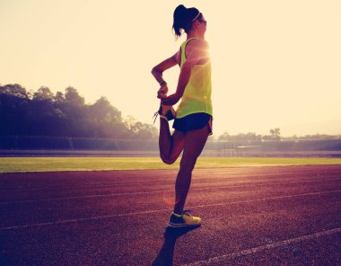 Genç kadın bacaklarını açıyor. 