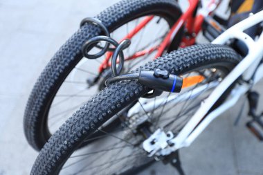 birlikte kilitli Bisiklet