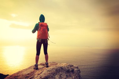  uzun yürüyüşe çıkan kimse alarak fotoğraf dijital tablet ile