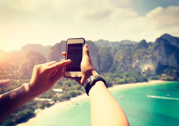 Hands holding smartphone — Stock Photo, Image