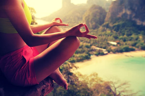 Mujer practicando yoga en el pico de la montaña — Foto de Stock