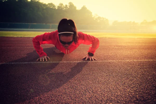 Femme pratiquant push ups — Photo