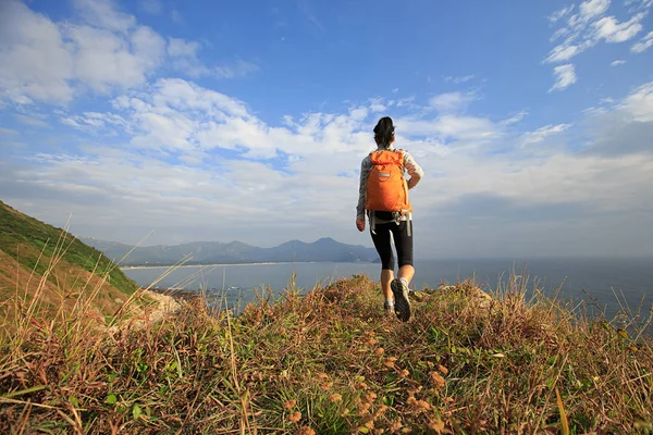 Female hiker on mountain — Stock Photo, Image