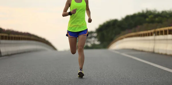 Mujer corriendo por el camino de la ciudad —  Fotos de Stock