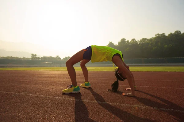 Jonge Aziatische vrouw backbending — Stockfoto