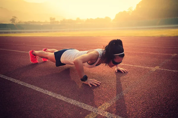 Vrouw beoefenen push-ups — Stockfoto