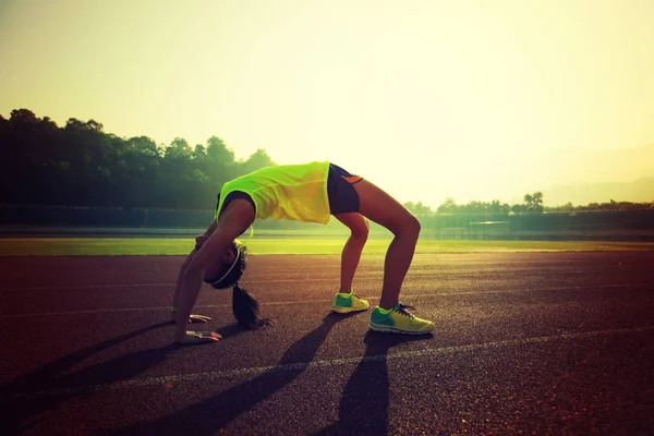 Jovem asiático mulher backbending — Fotografia de Stock