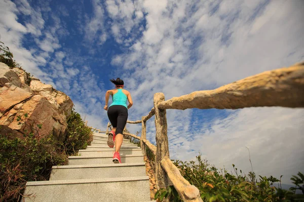 Mulher correndo nas escadas da montanha — Fotografia de Stock