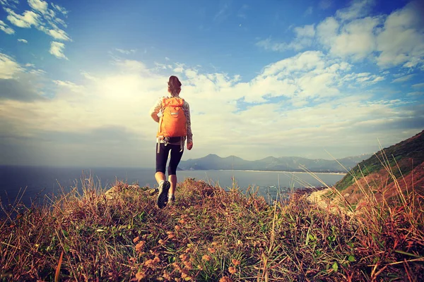 Female hiker on mountain — Stock Photo, Image