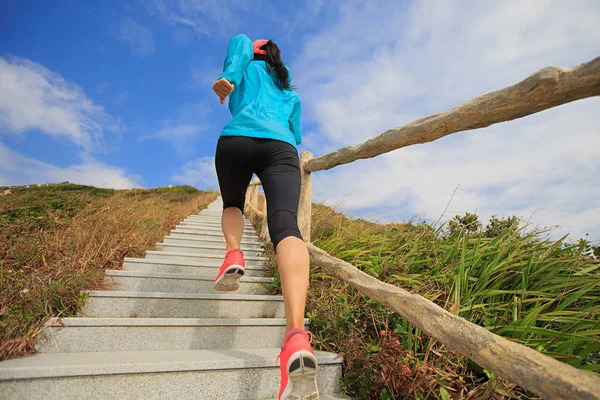 Femme courant sur les escaliers de montagne — Photo