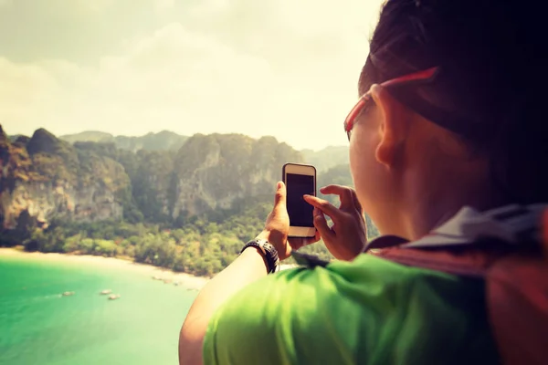 Mujer tomando fotos con smartphone — Foto de Stock