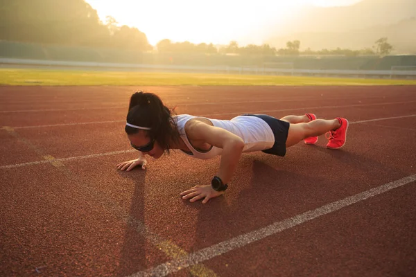 Vrouw beoefenen push-ups — Stockfoto