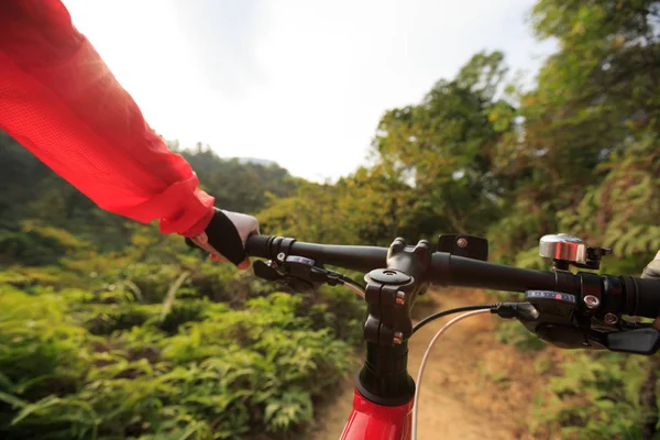 Andar de bicicleta de montanha — Fotografia de Stock