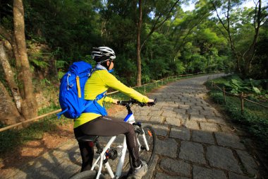 Dağ bisikleti süren kadın