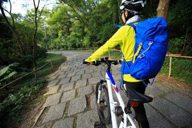 dağ bisikleti ile genç kadın