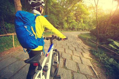 dağ bisikleti ile genç kadın