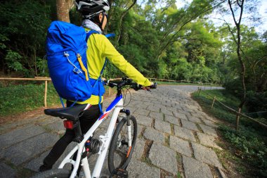 dağ bisikleti ile genç kadın