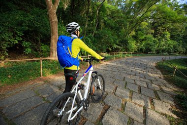 dağ bisikleti ile genç kadın