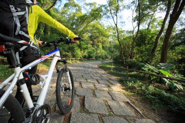 dağ bisikleti ile genç kadın
