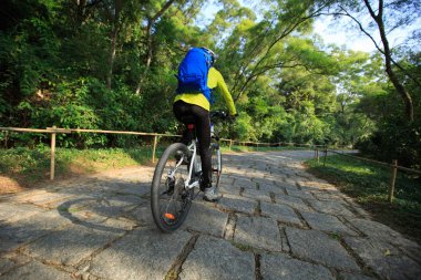 Dağ bisikleti süren kadın