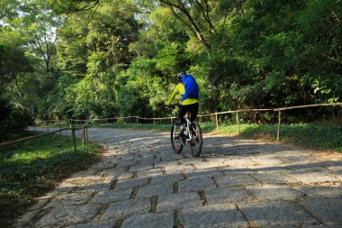 Dağ bisikleti süren kadın