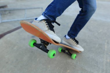 Kaykaycı bacaklar kaykay sürme 