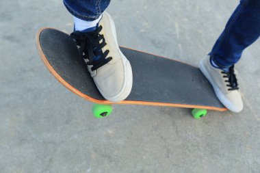 Kaykaycı bacaklar kaykay sürme 