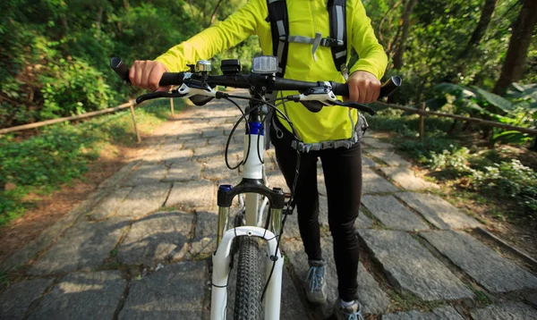 Jovem mulher com bicicleta de montanha — Fotografia de Stock