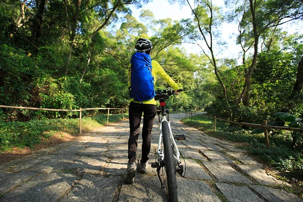 年轻女子山地自行车 — 图库照片