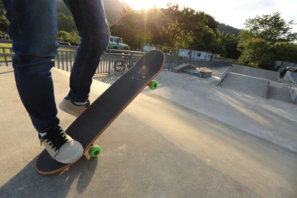 Skateboarder benen skateboard rijden — Stockfoto