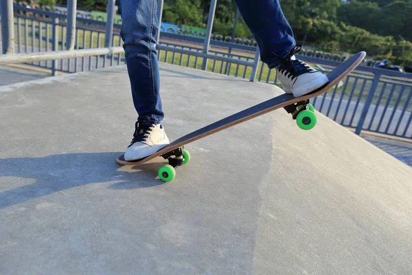 Skateboardåkare ben ridning skateboard — Stockfoto