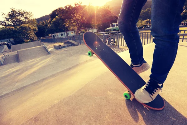 Skateboarder pernas andar de skate — Fotografia de Stock