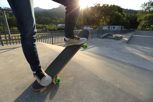 Skateboarder benen skateboard rijden — Stockfoto